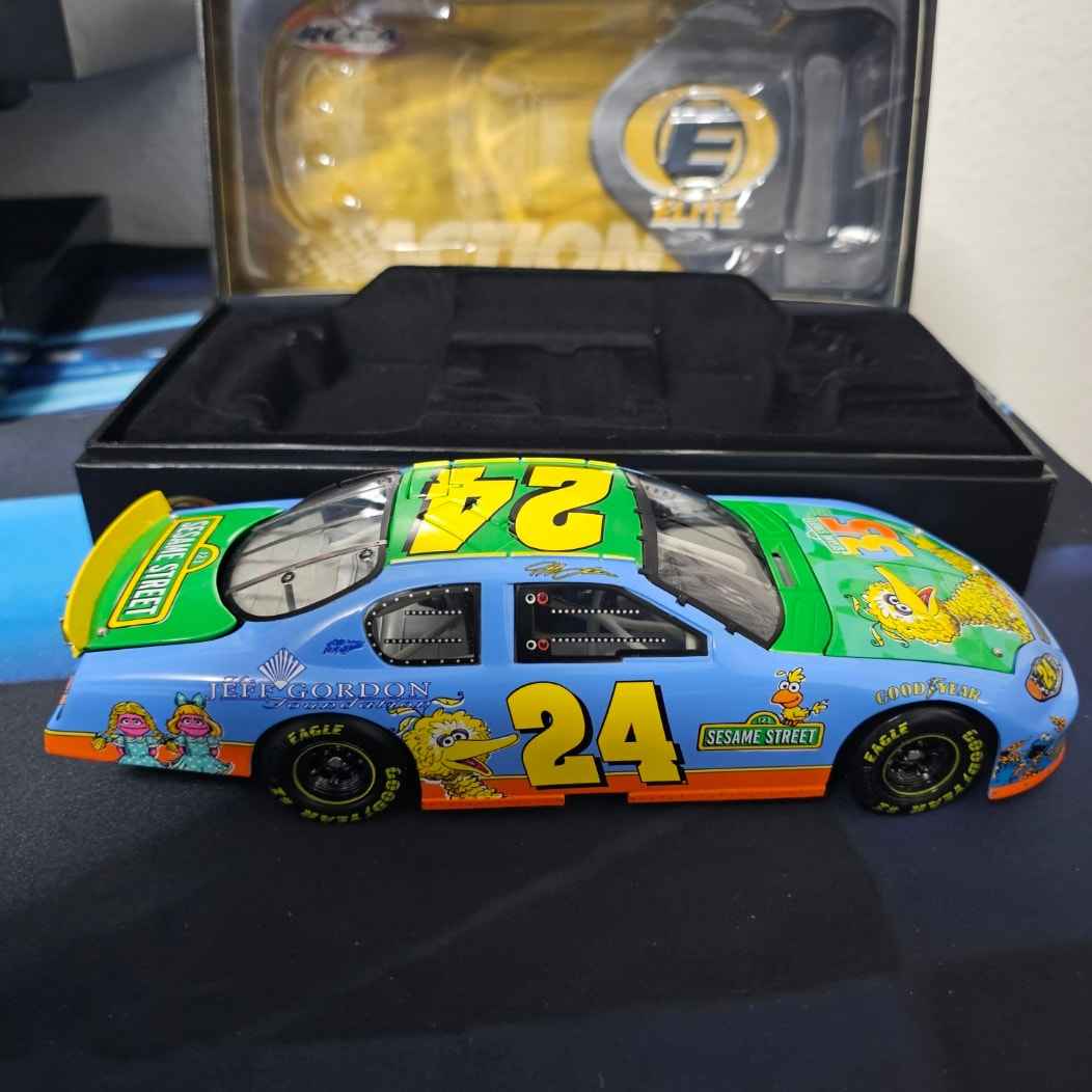 Jeff Gordon  Elite Diecast 1:24 2004 #24 Foundation / Sesame Street 1 of 2004
